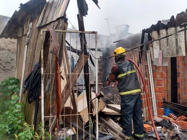 Penha: Incêndio destrói casa de madeira no bairro Gravatá