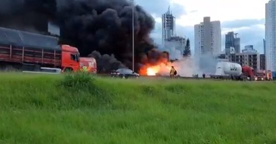 Carreta pega fogo e causa quilômetros de filas na BR-101 em Balneário Camboriú