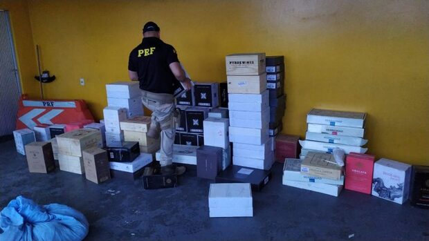 PRF apreende 340 caixas de vinho contrabandeadas em Joinville