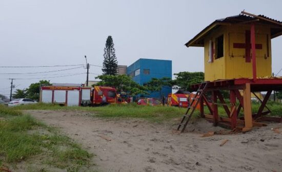 Raio cai em posto guarda-vidas e atinge dois bombeiros na divisa com SC
