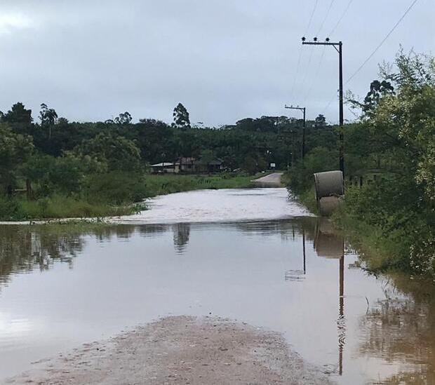 Balneário Piçarras: Estrada Geral de São Brás registra alagamentos e comunidade fica isolada