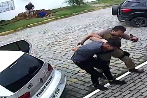 Mãos de seda: Acusado de matar a mãe e o irmão no Paraná tenta fugir da PM após ser preso em Balneário Piçarras