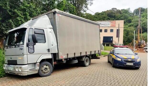 Azeitona com Pimenta: Caminhão roubado em no Paraná é recuperado na BR-101 em Joinville