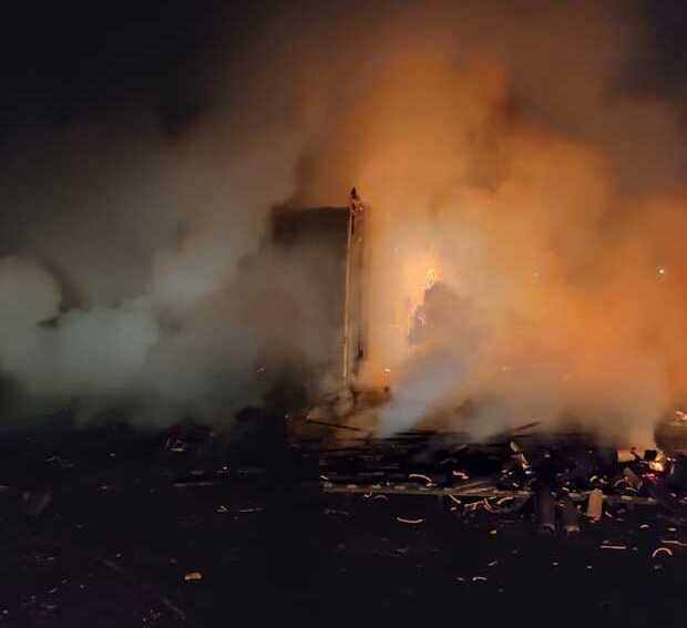 Balneário Piçarras: Incêndio destrói casa de madeira no bairro Itacolomi