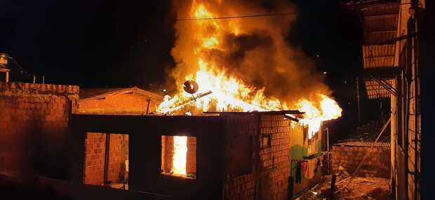 Balneário Piçarras: Incêndio destrói casa no bairro Nossa Senhora da Paz e populares salvam duas crianças que estavam dentro do imóvel