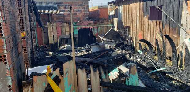 Precisam de ajuda: Casa é destruída por incêndio e família de Balneário Piçarras perde tudo e pede apoio da comunidade com doações
