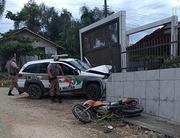 No muro: PM prende homem com motocicleta furtada após perseguição no bairro São Cristóvão