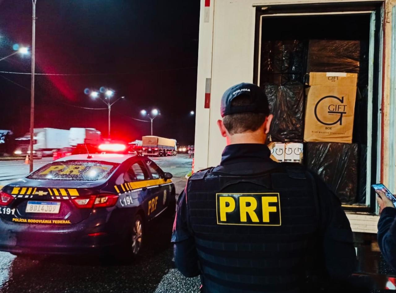 Meio milhão de reais: PRF apreende 100 mil maços de cigarros contrabandeados na BR 101 em Joinville