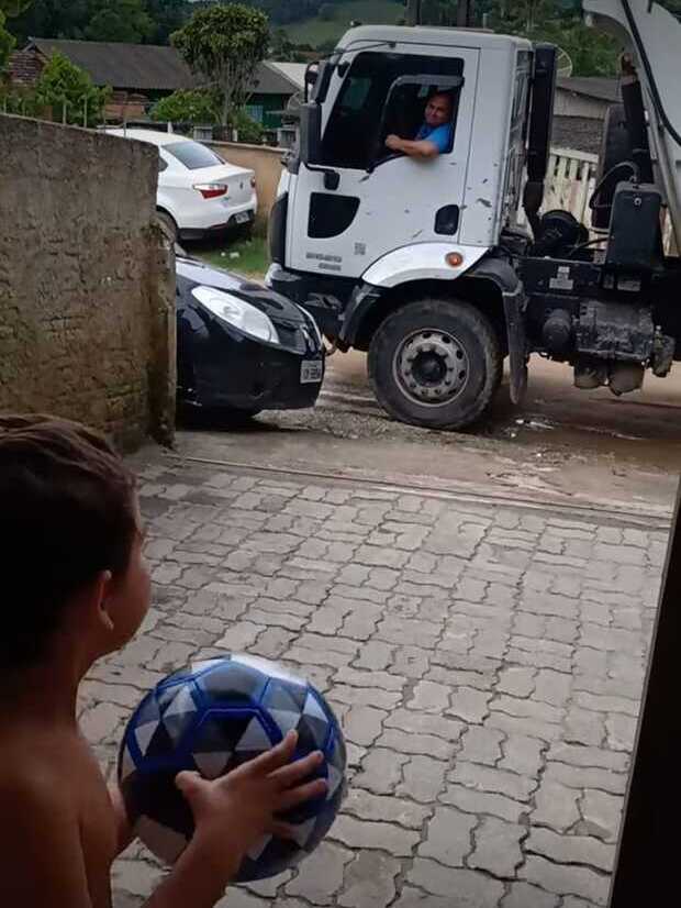Gol de Placa: Caminhão passa por cima da bola de menino e motorista volta e dá uma nova de presente pro garoto