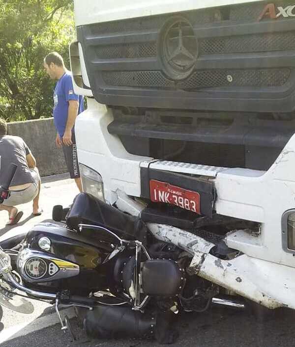 Por pouco não foi linchado: Carreta arrasta moto por 32 quilômetros, motoqueiro se agarra na cabine do caminhão e caroneira da moto fica em estado grave