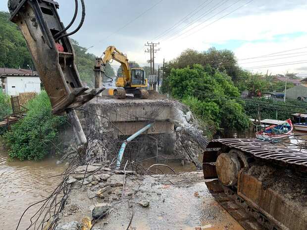 Barra Velha: Prefeitura inicia demolição da ponte sobre o Rio Itajuba