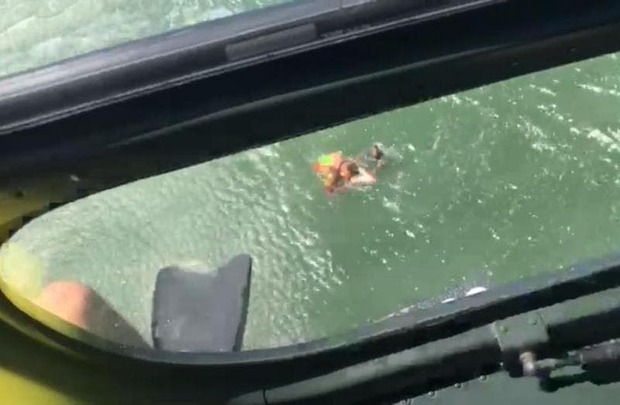 Na praia da Tartaruga: Jovem é resgatada pelo Águia 01 após cair em corrente de retorno em são Francisco do Sul
