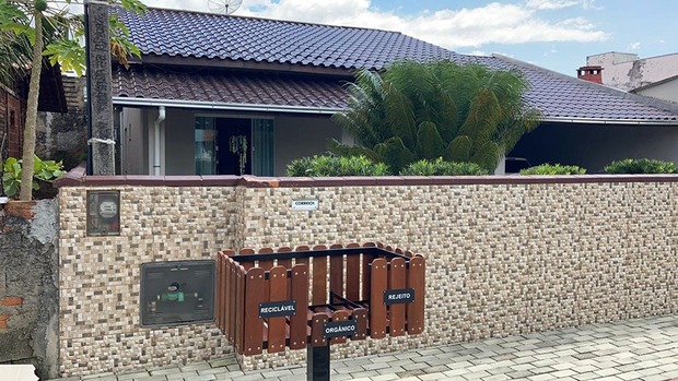 Balneário Piçarras: Fundema instala 136 lixeiras de separação domiciliar no bairro Itacolomi