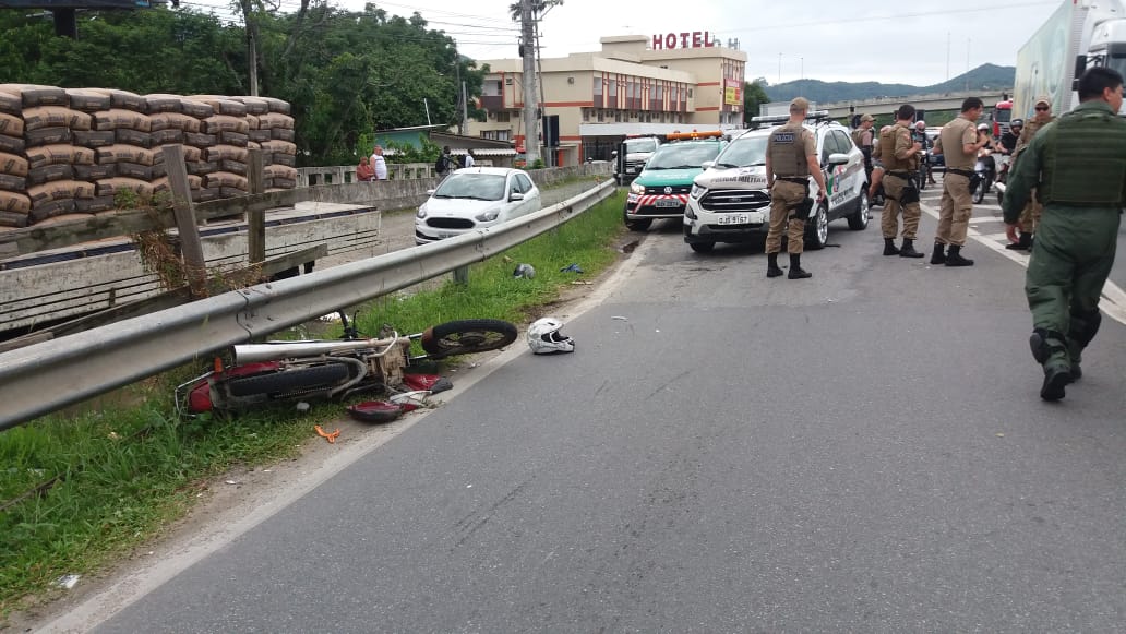 BALNEÁRIO CAMBORIÚ: ACIDENTE ENTRE MOTO COM TRÊS OCUPANTES E VIATURA DA PM NA BR-101 DEIXA MULHER E CRIANÇA EM ESTADO GRAVE