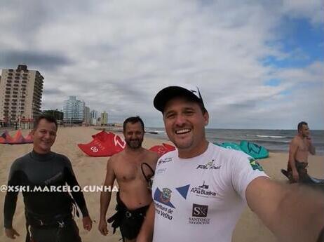 Turismo/Aventura : Atletas da Canoagem Onda e do Kitesurf gravam vídeo e divulgam cartões postais de Barra Velha de forma radical