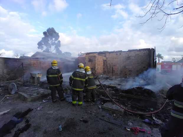 Balneário Piçarras: Incêndio destrói duas moradias no bairro Itacolomi e duas famílias, com sete crianças, perdem tudo
