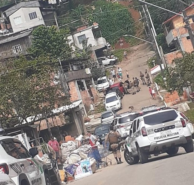 Perderam a hora: Bandidos levam relógios, joias, dinheiro de joalheria em Itajaí e PM recupera os produtos roubados