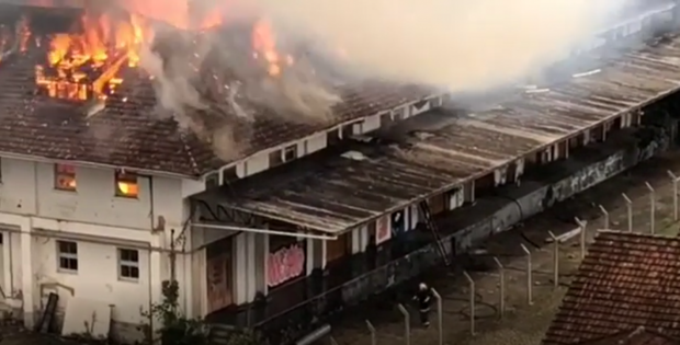 Galpão da Cidadela Cultural Antárctica é destruída pelas chamas em Joinville