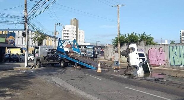 Foi engolida: Asfalto cede e caminhonete cai em cratera no bairro São João em Itajaí