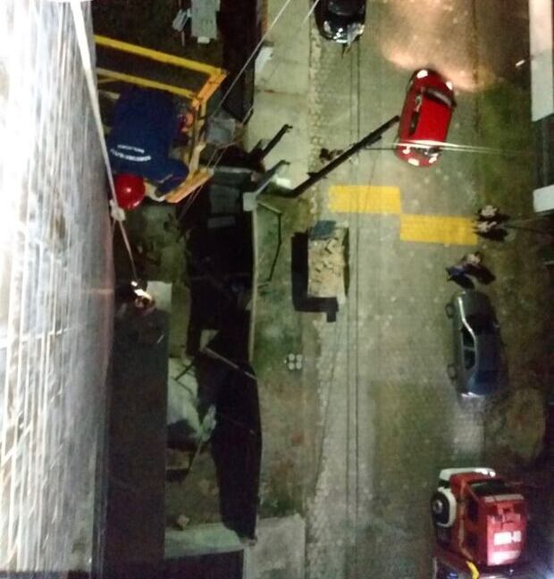Barra Velha: Bombeiros resgatam operários presos em plataforma em prédio na Rua Blumenau no bairro Itajuba