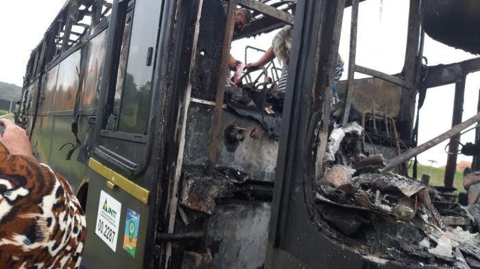 Ônibus de sacoleiros da região de Itajaí e do Sul do estado pega fogo no caminho do Paraguai