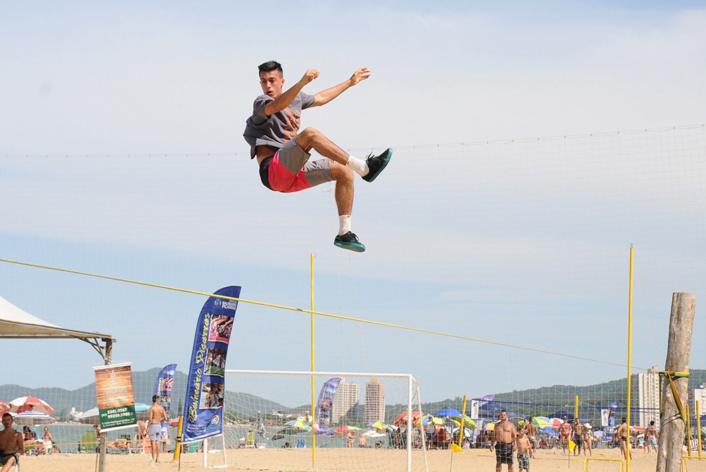 NA CORDA BAMBA: PRAIA CENTRAL DE BALNEÁRIO PIÇARRAS SEDIA OPEN DE SLACKLINE