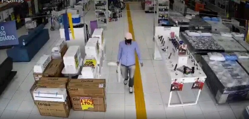 Balneário Piçarras: Assaltantes rendem funcionários e levam celulares da Loja Colombo no Centro da Cidade