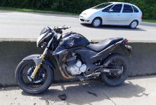 Motociclista morre ao bater em mureta na BR-101 em Joinville