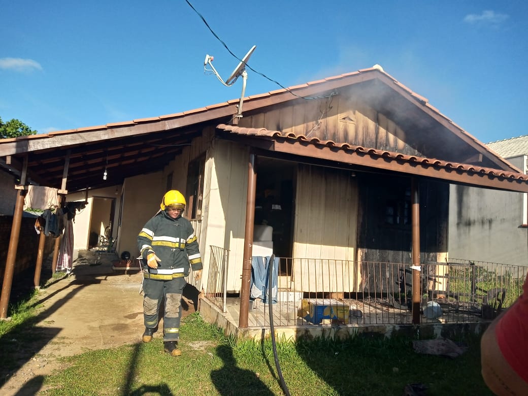 Penha: Incêndio destrói parcialmente fachada de residência na Rua Marechal Rondon