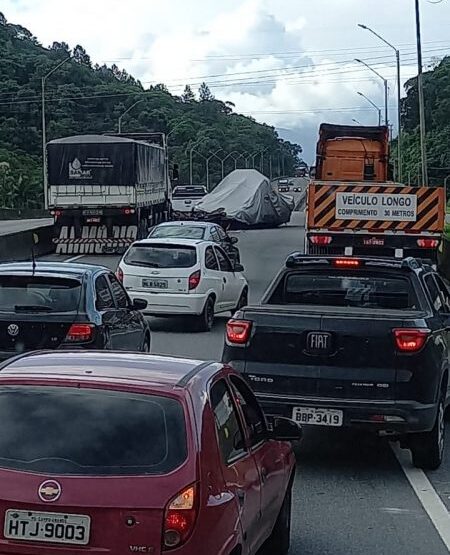 Barco capota na BR-101 e interdita a rodovia em Joinville