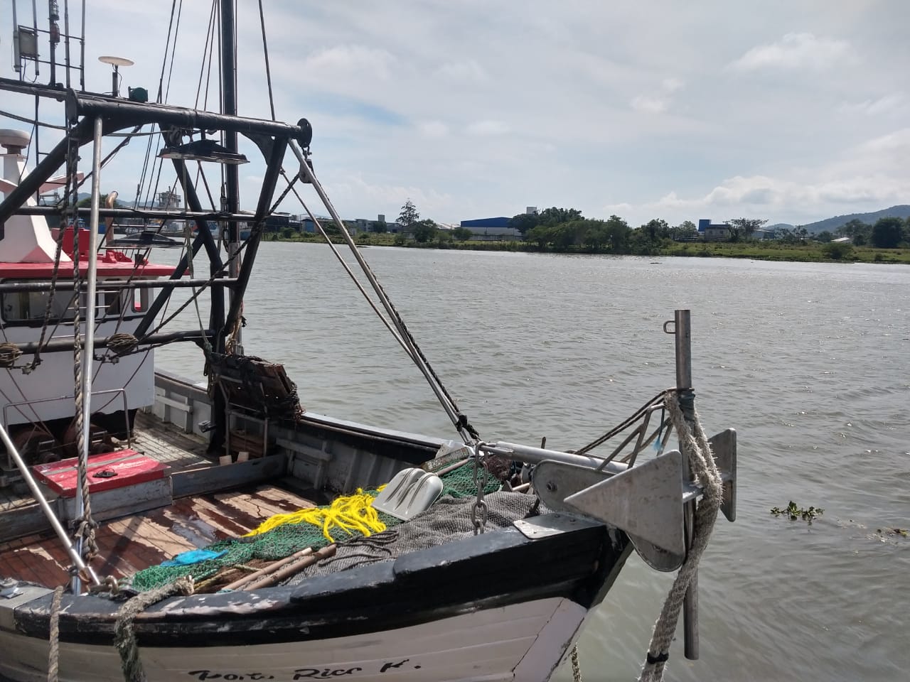 AFOGAMENTO : JOVEM DE 21 ANOS SE JOGA DE UM BARCO NO RIO ITAJAÍ-AÇU E ESTÁ DESPARECIDO EM NAVEGANTES