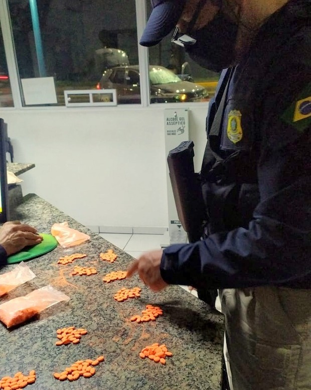 Balinhas proibidas: PRF apreende mais de 600 comprimidos de ecstasy na BR 101 em Joinville