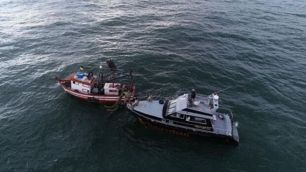 O drone flagrou: Pescador é preso por pesca ilegal de camarão na costa de Penha