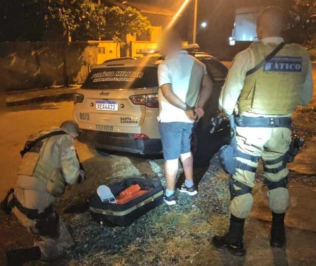 Penha: Homem é preso com 43 tijolos de maconha pesando cerca 20 quilos da droga