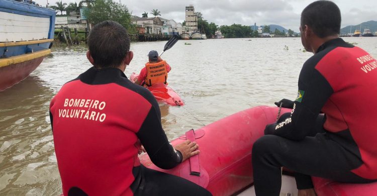 NA VOLTA GRANDE: BOMBEIROS RETOMAM AS BUSCAS DO CORPO DE JOVEM DE 21 ANOS QUE SE JOGOU NO RIO ITAJAÍ-AÇU EM NAVEGANTES