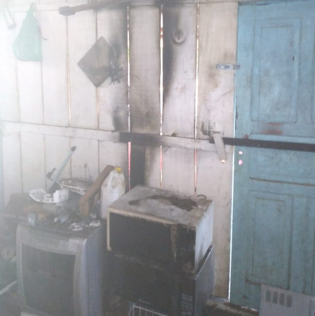 Penha: Populares e Bombeiros controlam princípio de incêndio de em residência na Avenida Aníbal de Lara Cardoso