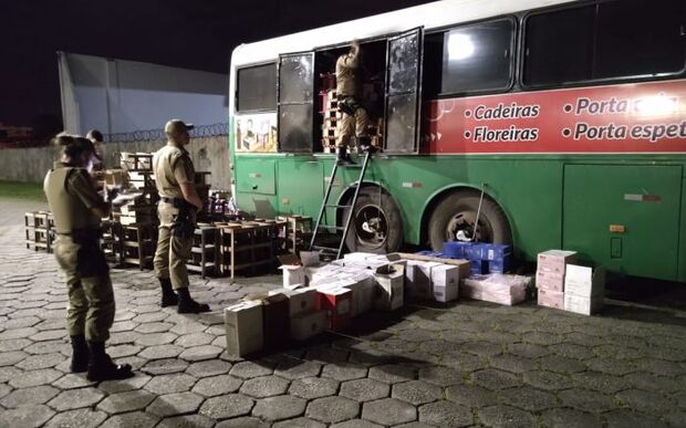 Polícia Militar Rodoviária apreende em ônibus vinho e azeite contrabandeados da Argentina