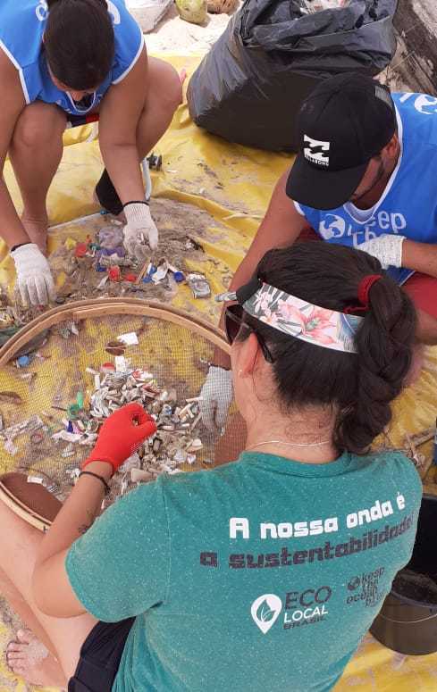 LIMPEZA: AÇÃO PRAIA LIMPA DA ECO LOCAL BRASIL RECOLHE 85 QUILOS DE LIXO DA PRAIA DA PENÍNSULA EM BARRA VELHA
