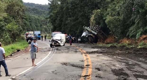 Na Serra Dona Francisca: Caminhão bate de frente com Fiorino e motorista fica preso às ferragens