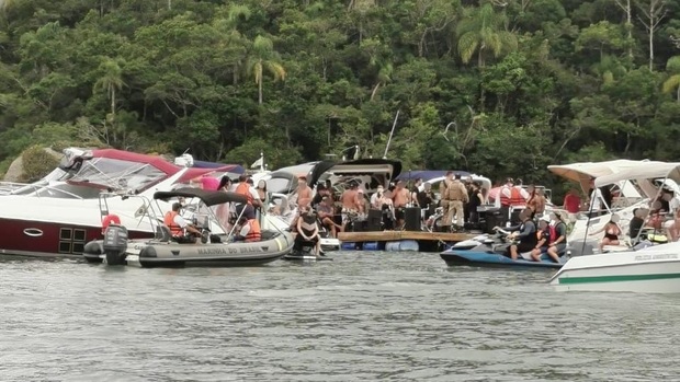 Nos Ganchos: Festa clandestina com mais de 20 lanchas e show em deck flutuante é interrompida pela PM na Costeira da Armação