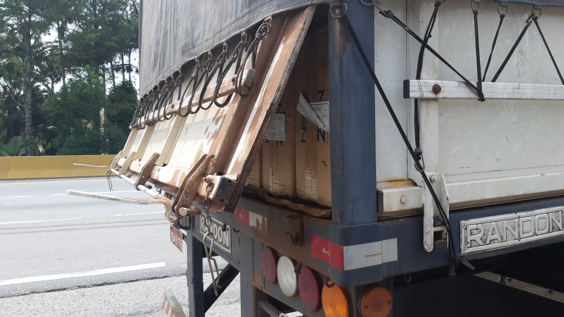 NO FARELO: PRF APREENDE 300 MIL MAÇOS DE CIGARROS CONTRABANDEADOS DO PARAGUAI EM JOINVILLE