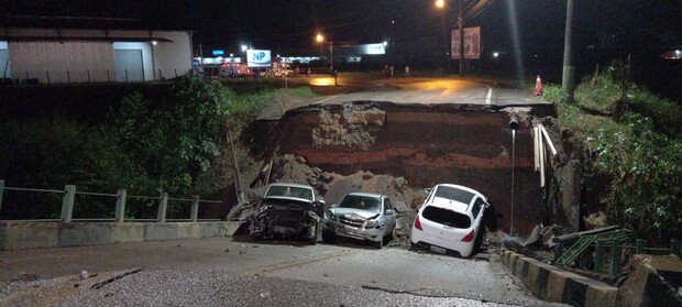 Desabou: Cabeceira de ponte cai em Brusque e três carros ficam presos