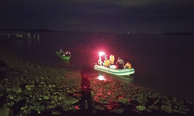 Bombeiros resgatam quatro pescadores na Baía Babitonga em São Francisco do Sul