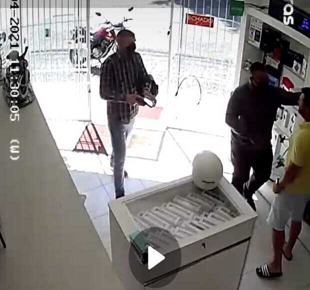 Penha: Ladrões armados invadem Loja M Fones na Avenida Eugênio Krause e levam celulares e joias da vítima