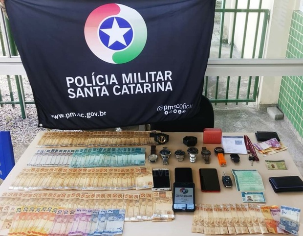 Penha: Assaltantes da Loja M Phones são presos em Camboriú com mais de 8 mil reais em dinheiro, relógios e celulares