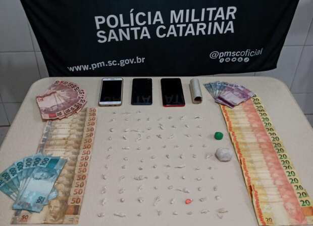 Na pochete: Casal é preso no bairro com 83 pedras de crack no bairro Nossa Senhora da Paz, em Balneário Piçarras