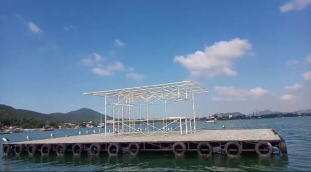 Penha: Balsa ancorada na Praia do Cascalho preocupa moradores e pescadores de Armação do Itapocorói