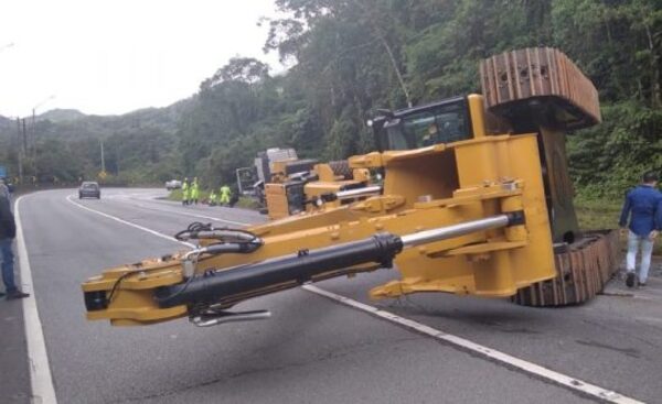 Guaratuba: Retroescavadeira cai de caminhão e provoca congestionamento na BR-376 sentido à SC