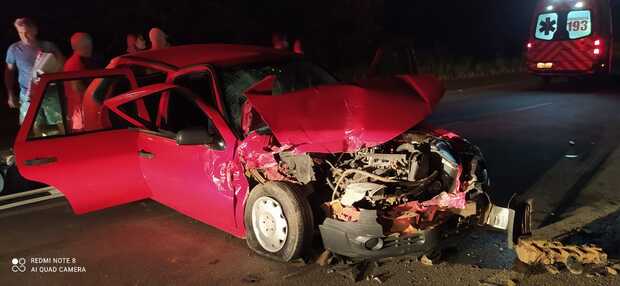 Navegantes: Acidente entre um Gol e caminhão deixa duas pessoas feridas na SC-414 no Escavaldinho