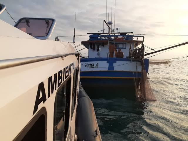 MALHA FINA: QUATRO PESCADORES DE ITAJAÍ SÃO MULTADOS EM MEIO MILHÃO DE REAIS POR ESTAREM PESCANDO EM ÁREA DE PROTEÇÃO AMBIENTAL EM BERTIOGA-SP